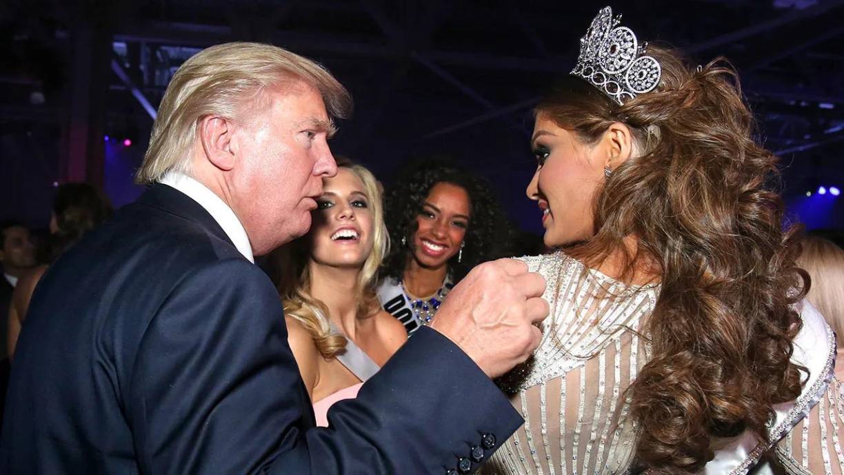 Según los testimonios recopilados por Toobin, los países que le gustaban tenían éxito. Shi Lim, Miss Singapur 2013, dijo al periodista: “Trump eligió a las finalistas. Él estaba realmente al mando”.