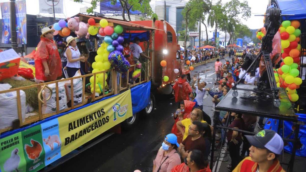 ¡Imparable! Lluvia sorprendió a sampedranos en el desfile de carrozas