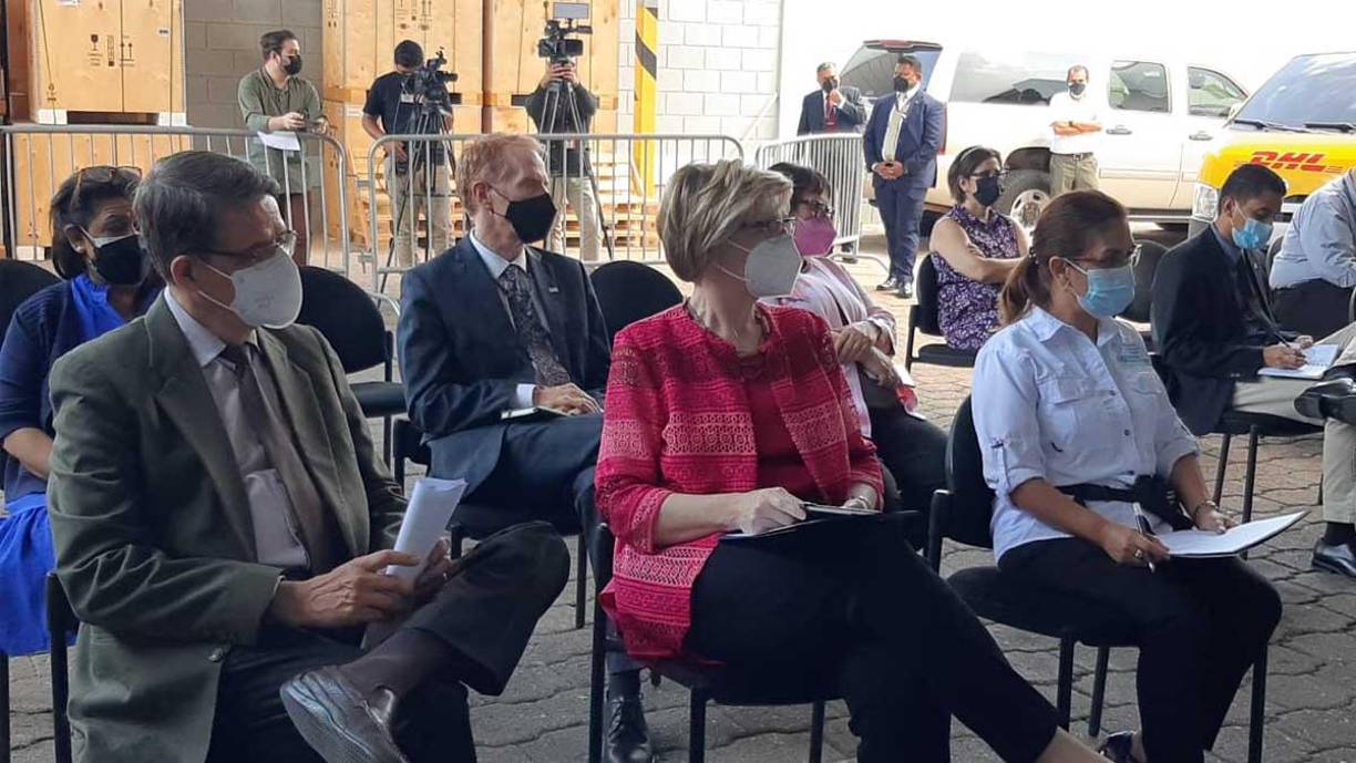 En el acto de donación estuvieron presentes el ministro hondureño de Salud, José Manuel Matheu, y la Embajadora de Estado Unidos Laura F. Dogu.