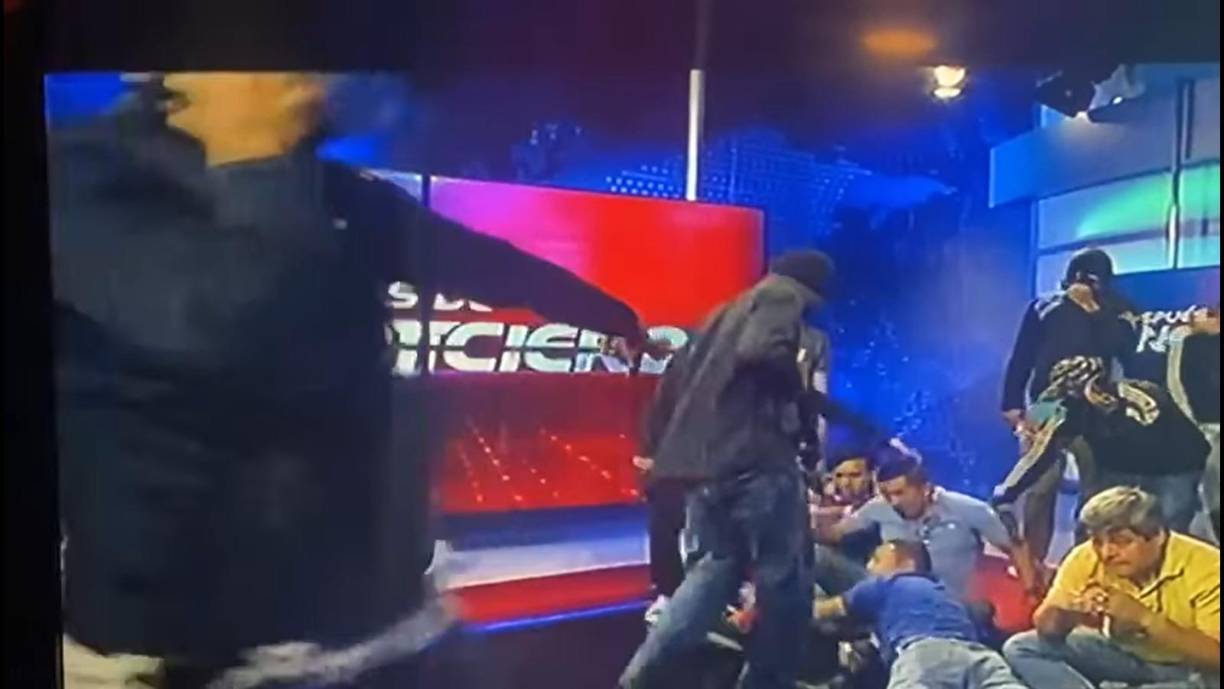 La intimidación en directo duró unos 30 minutos y luego se observó el ingreso de policías.