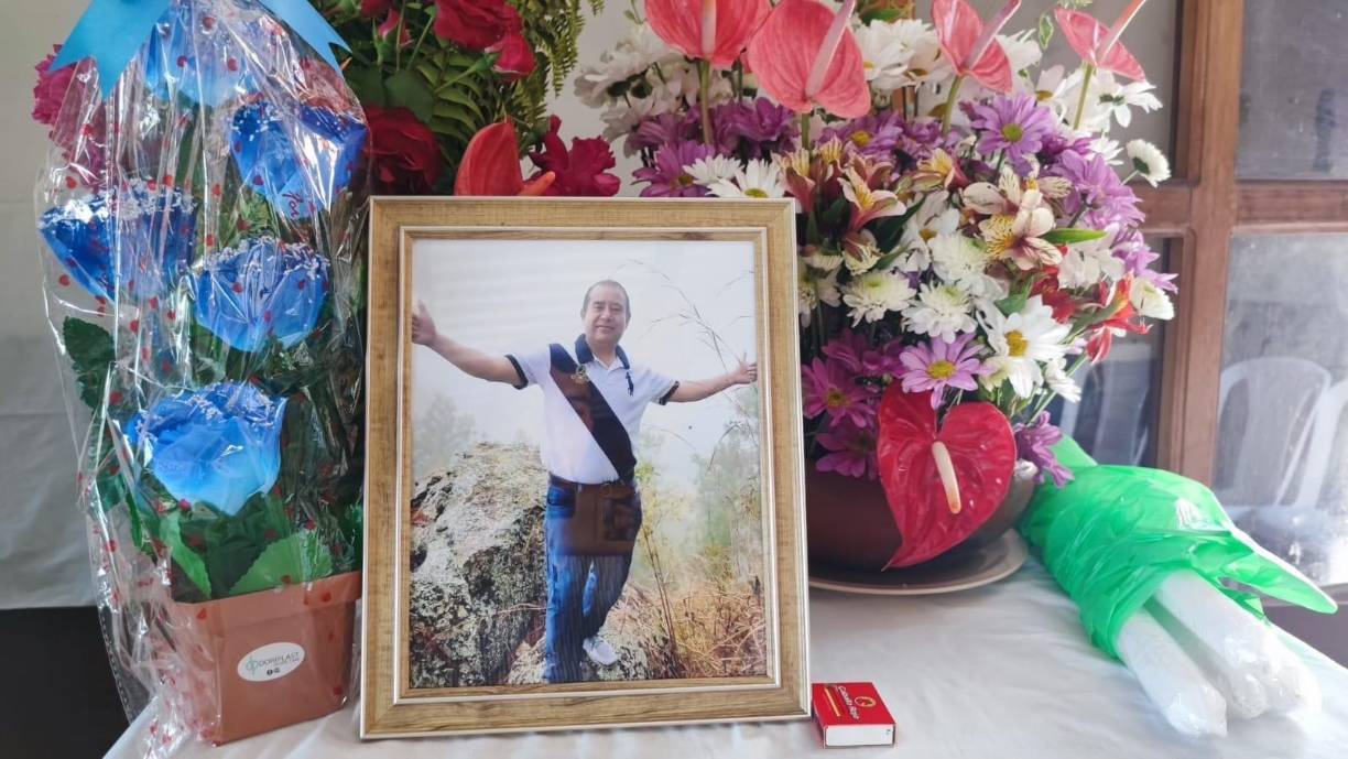 Sobre el ataúd de Rafael Antonio Ramos Flores hay una fotografía que muestra su amor por la naturaleza y la aventura.