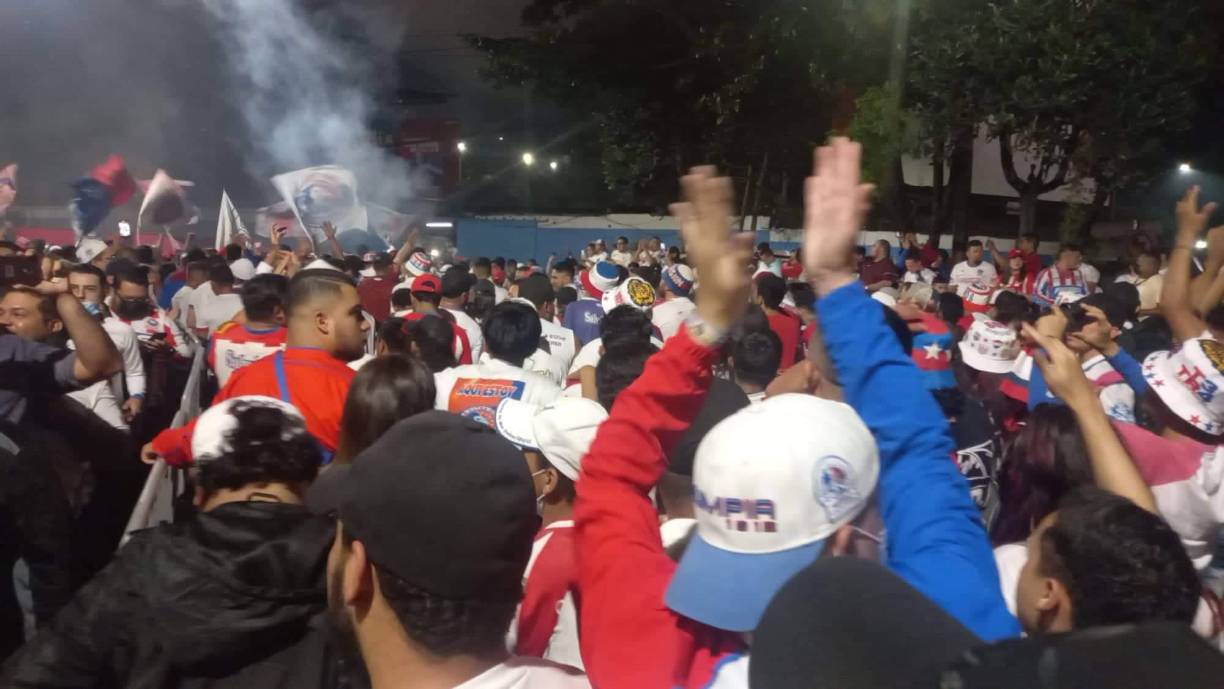 Bellas chicas y la Ultra Fiel: el ambientazo en la semifinal de vuelta Olimpia-Motagua en el Nacional