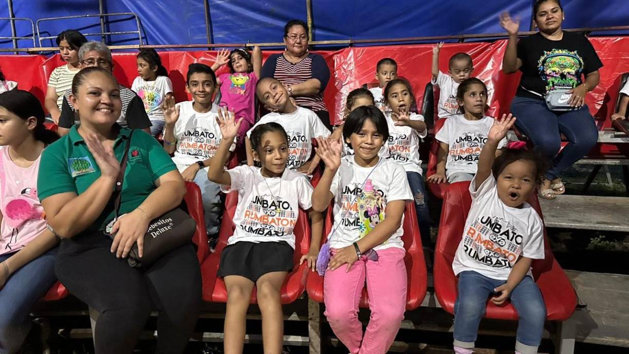 Los niños asistieron a la sorpresa preparada por Audiosistema con camisas de las marcas líderes, Power y Exa.