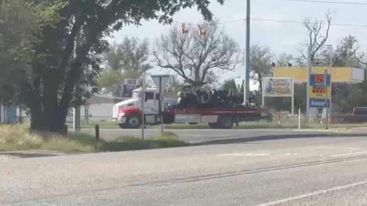 Los restos de los vehículos fueron retirados en esta grúa.