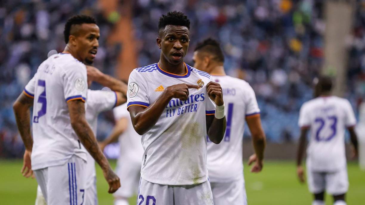 Vinicius señalándose el escudo del Real Madrid tras el gol.