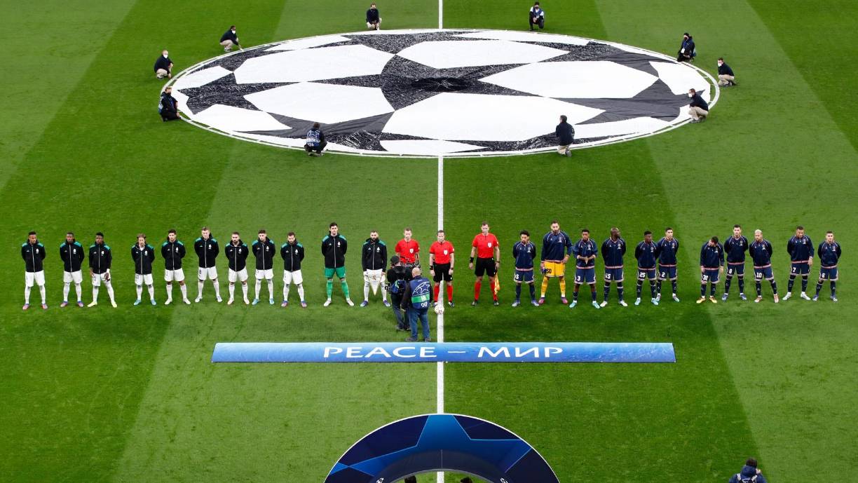Antes del inicio del encuentro, los jugadores de ambos equipos escucharon el himno de la Champions junto a una lona con el mensaje “Peace”, escrito también en ucraniano, por la invasión Rusa a este país.