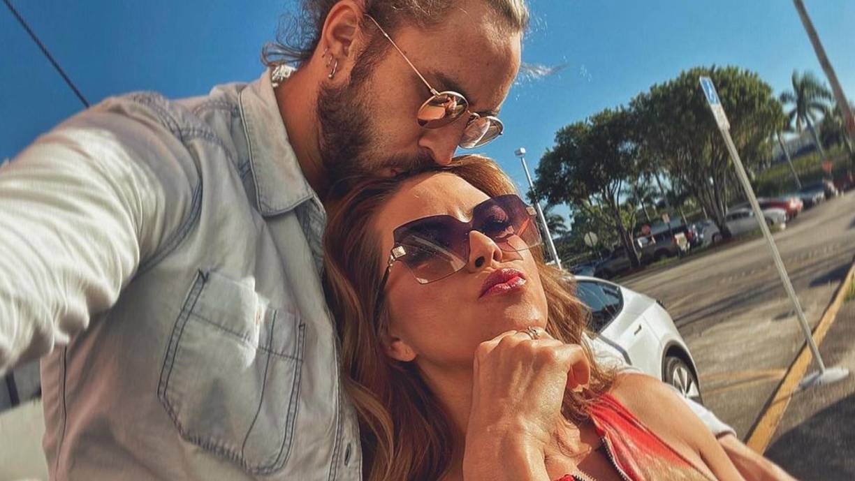 “El verdadero empoderamiento femenino está en nuestras acciones más que en nuestras palabras. Saber discernir lo que queremos y necesitamos en nuestras vidas es determinante. Cuidado 2022 que voy con todo, más segura de mí misma que nunca, agradecida por el amor de mi público, SOLTERA, con un corazón blindado y vacunada”, escribió Alicia Machado a finales de 2021, dando a entender que su noviazgo con Romano había terminado. 