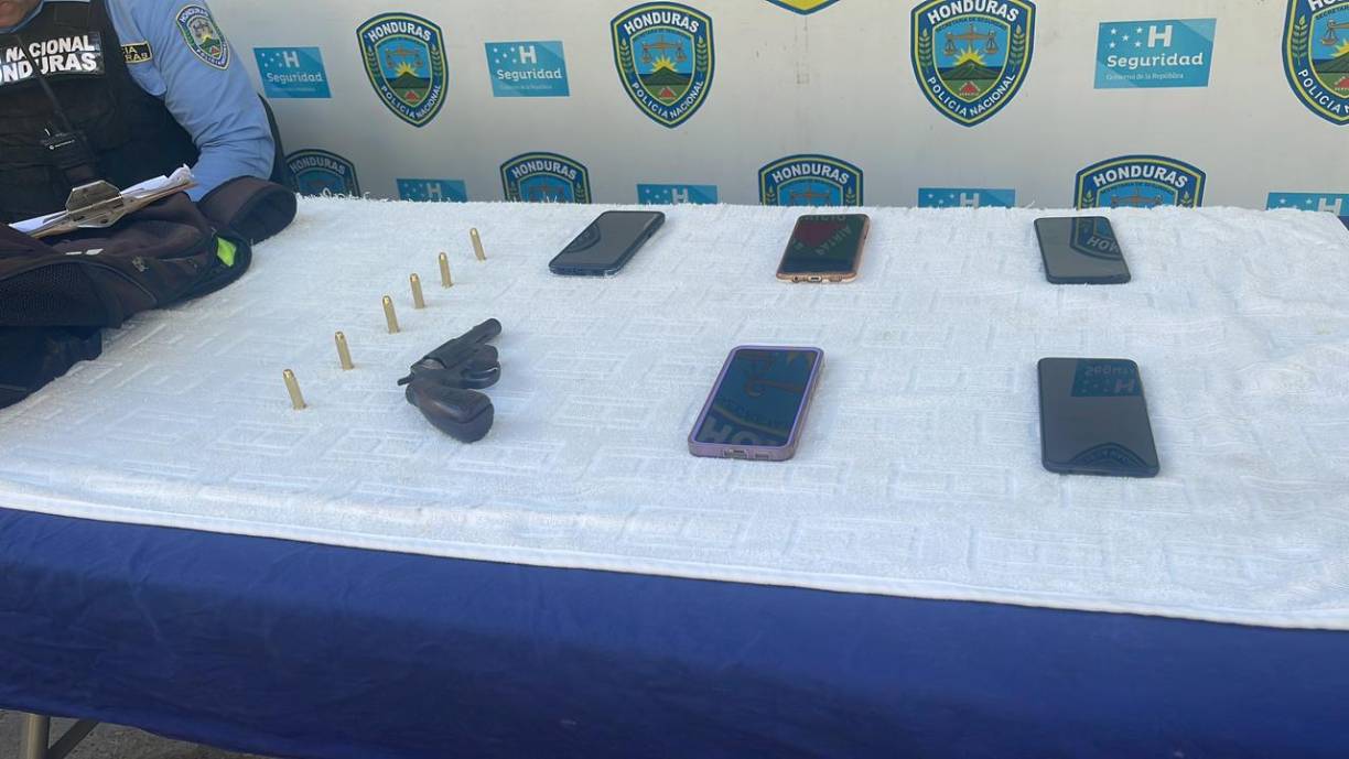 Parte de lo decomisado a los asaltantes. 