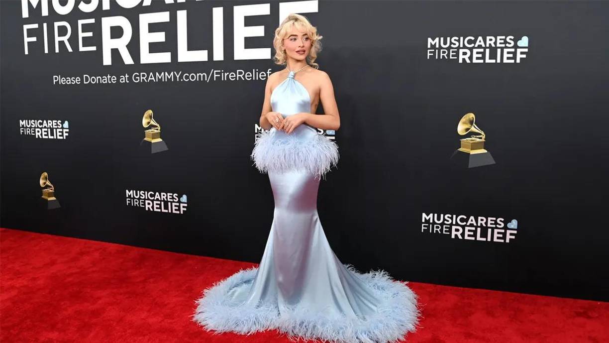 <b>Sabrina Carpenter </b>fue otra de las figuras que deslumbró con un look inspirado en el film A Senhora e Seus Maridos. <b>“</b>Impecable pieza con escote halter aplicado en cadera y ruedo con plumas, toda la pieza en tonalidad celeste plata”, dijo Lage. Jorge Rey sostuvo por su parte: “Sabrina mantiene su línea de Hollywood star,<b> ese color cielo mágico con las plumas me resulta exquisito,</b> con tipología de sirena y con un recurso de expansión en la cintura para acentuar su figura, es muy sentador”.