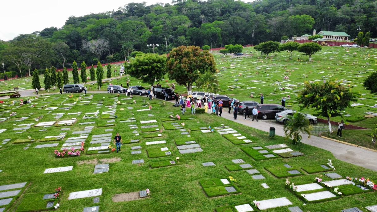 Hasta este campo santo arribaron amigos, familiares y colegas del famoso cantautor hondureño, quien falleció el pasado 13 de septiembre en Nueva York.