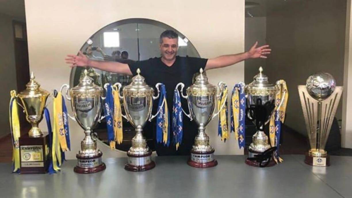  Tras más de ocho años, Diego Martín Vázquez fue separado en febrero del presente 2022 del banquillo del Motagua. El argentino hizo historia ya que ganó cinco títulos de Liga Nacional y una Supercopa de Honduras.