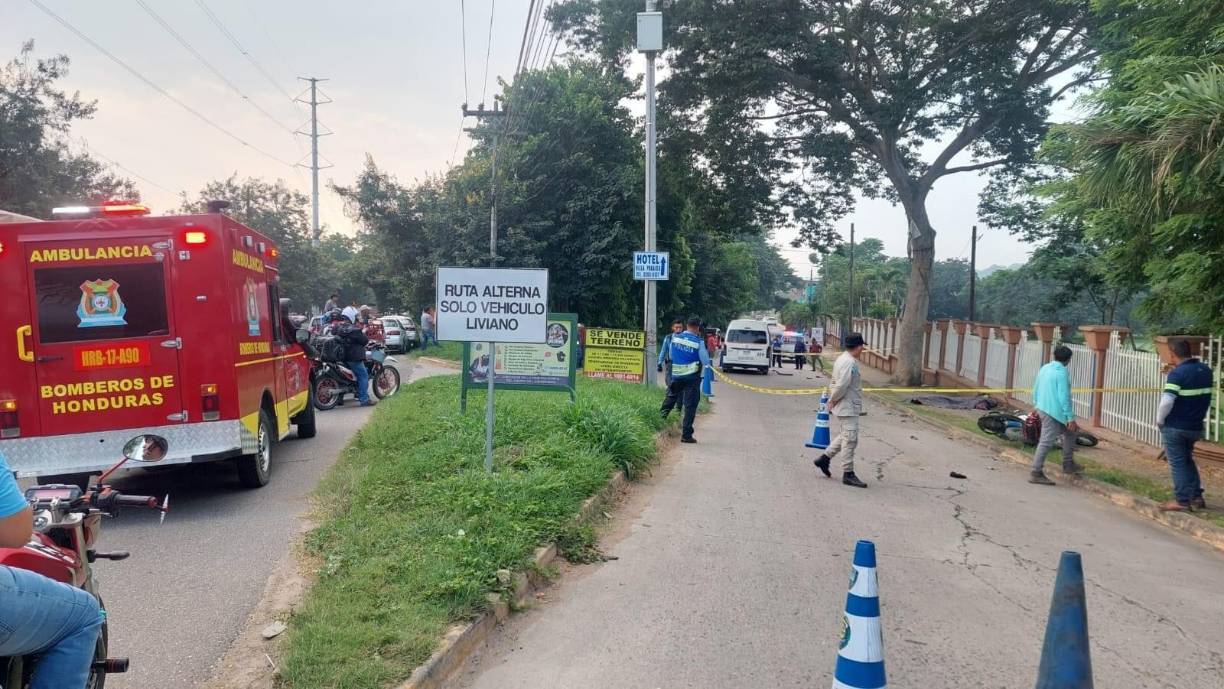 Familiares llegaron al lugar para reconocer los cadáveres de sus parientes. 