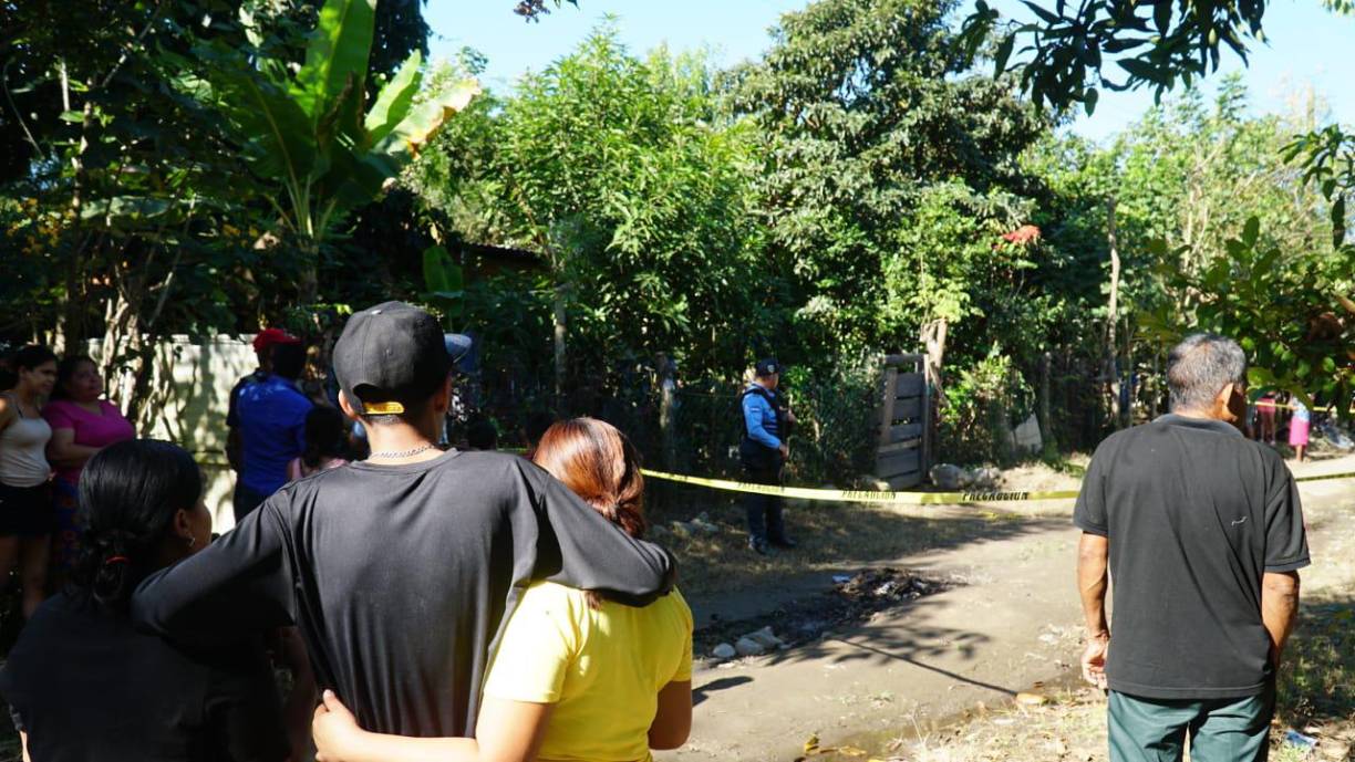 Los cadáveres quedaron tirados en el patio frontal de la propiedad.