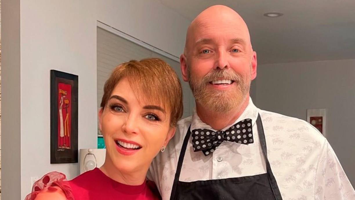 Fue a través de Instagram que la artista de 59 años confirmó su divorcio. “Amigos por este medio les participo que desde hace algunos meses Matthew y yo nos hemos divorciado”, inició en la publicación que acompañó con un retrato en el que solo aparece ella. “ Llegamos a esta triste decisión por mutuo acuerdo”, dijo, “ ‘Matt’ siempre contará con mi respeto y apoyo y le estaré siempre agradecida por los 4 maravillosos años que compartimos juntos”.