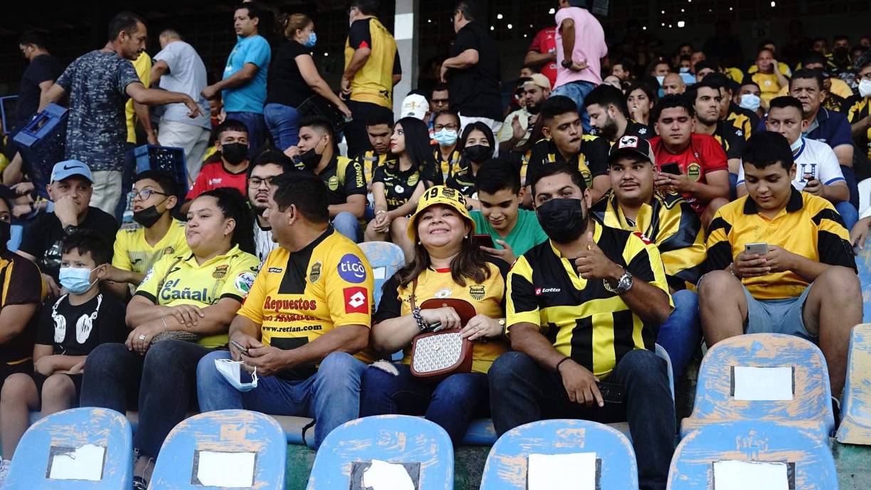 Ambientazo y lindas chicas en el Morazán con el Real España-Alajuelense por Liga Concacaf