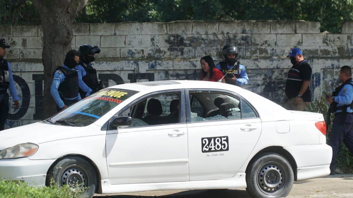 El taxi presenta varios disparos de bala que ingresaron por las ventanillas traseras, incluso. Los sicarios le dispararon antes de que detuviera la marcha del automotor, un Toyota Corolla con el registro 2485 de San Pedro Sula.