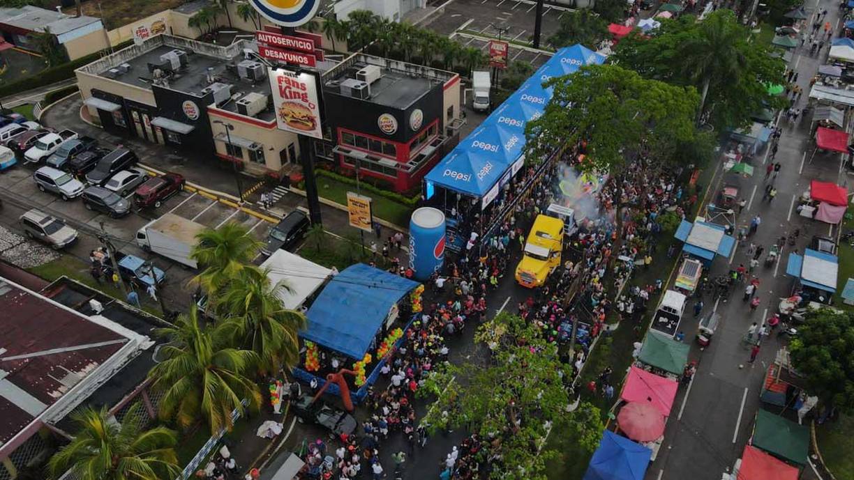 Después de la lluvia miles de sampedranos siguieron disfrutando del evento.
