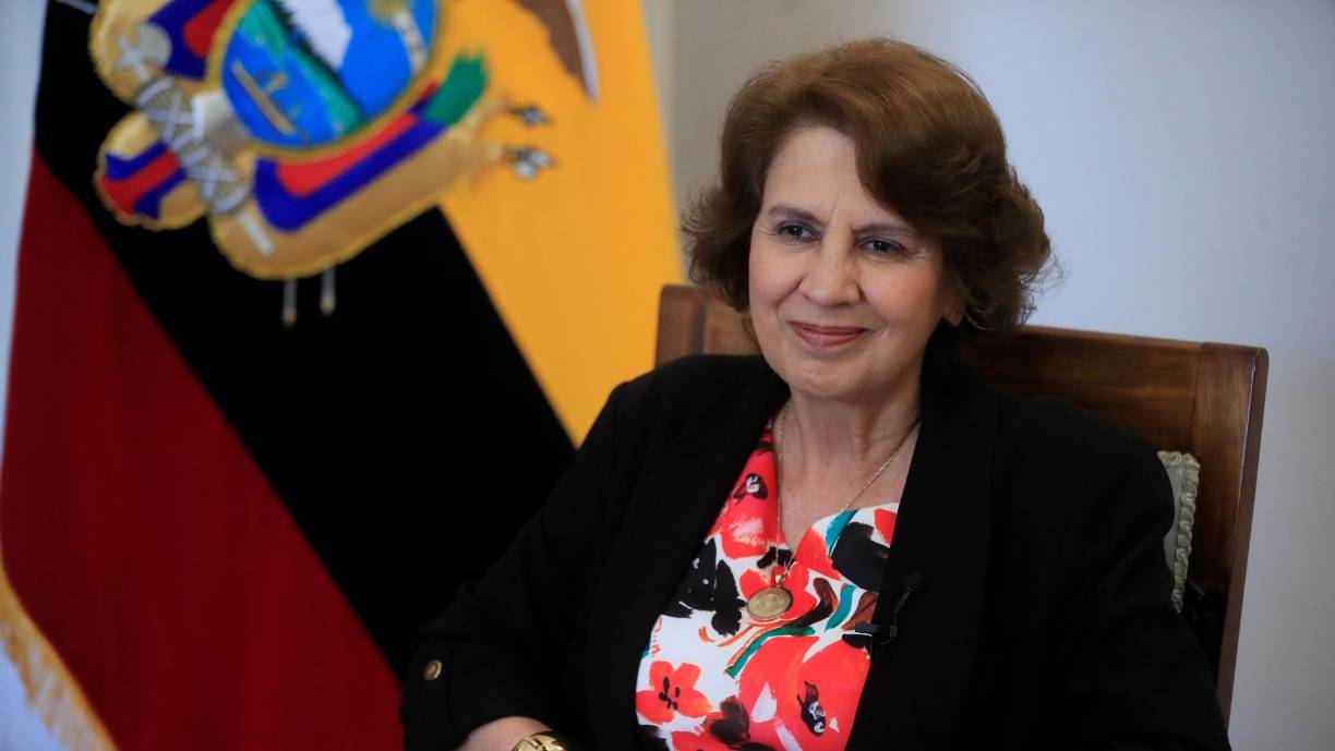 La vicepresidenta ecuatoriana Rosalía Arteaga, fue presidenta de su país por cinco días luego de que el mandatario Abdalá Bucaram 1996 - 1997 fuera destituido por el Congreso por “incapacidad mental”.