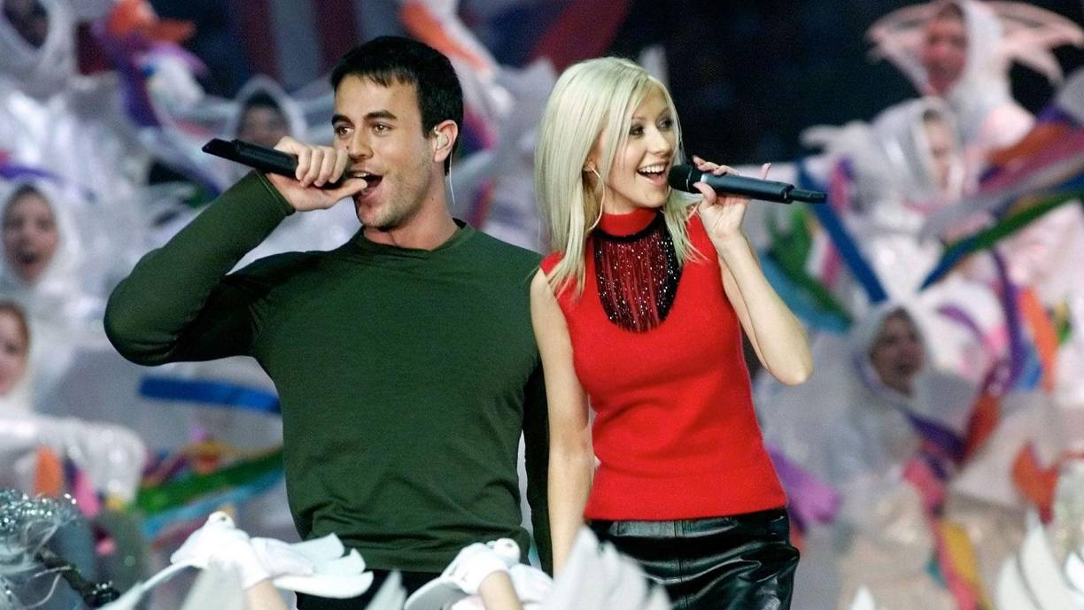 En el año 2000, Christina Aguilera, de padre ecuatoriano, se encargó de brillar en la actuación del medio tiempo. A ella le acompaño el artista español Enrique Iglesias.