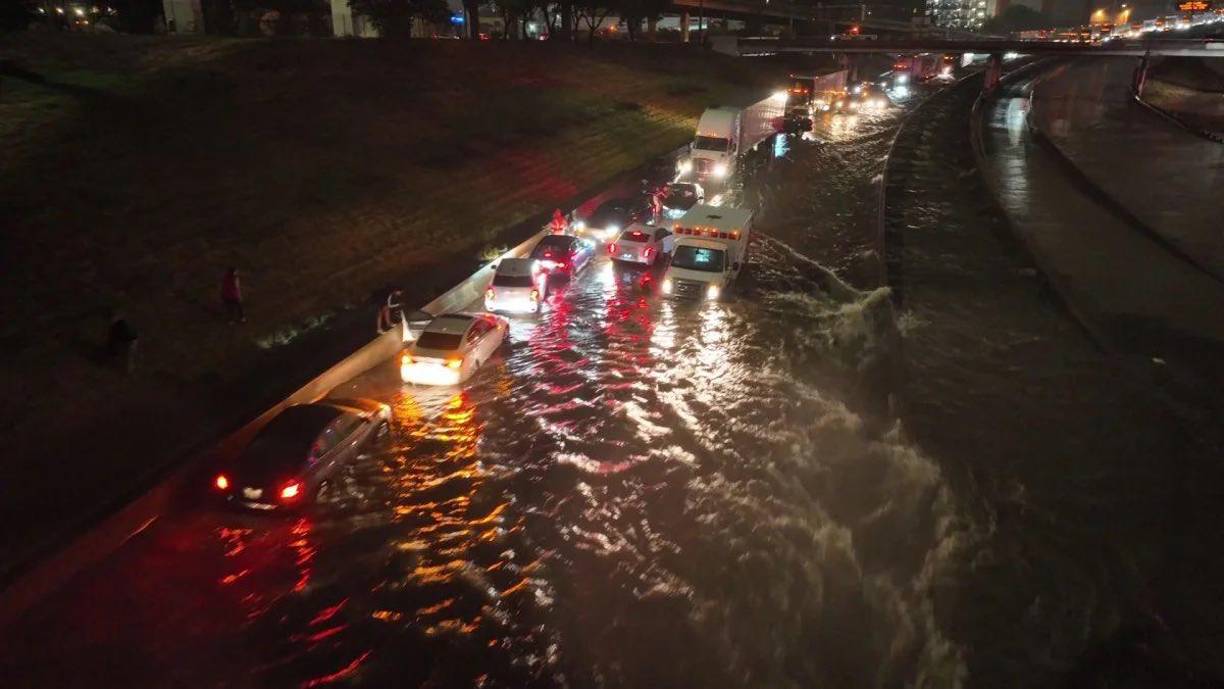 Servicios de rescate acudieron en auxilio de decenas de personas atrapadas en sus vehículos por las inundaciones.