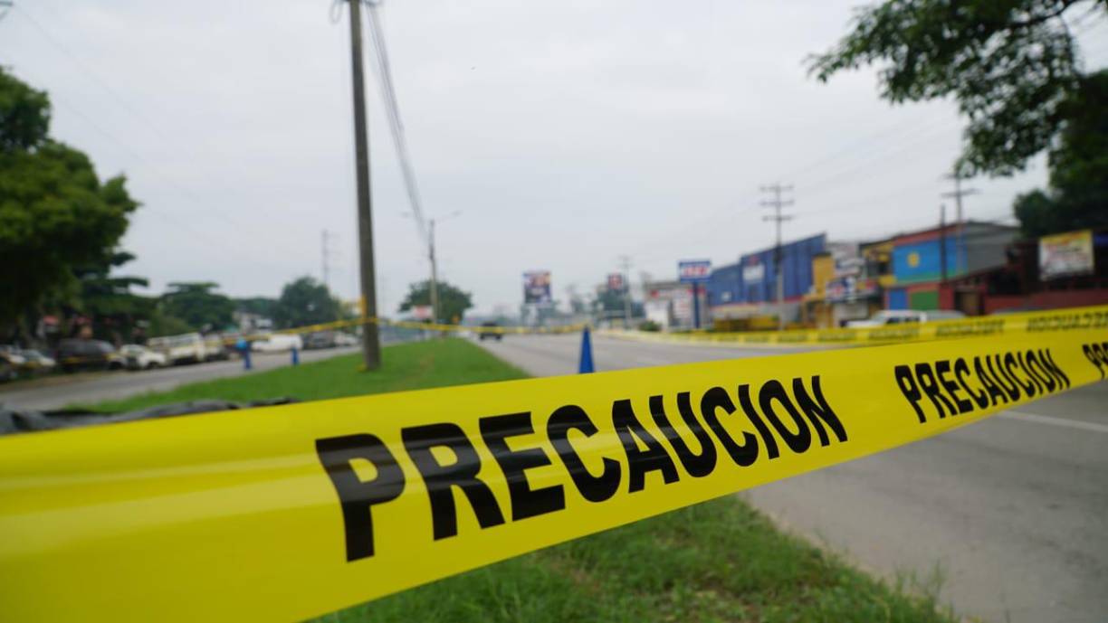 Transeúntes afirman que minutos antes de su muerte había estado en un centro de conveniencia de una gasolinera.