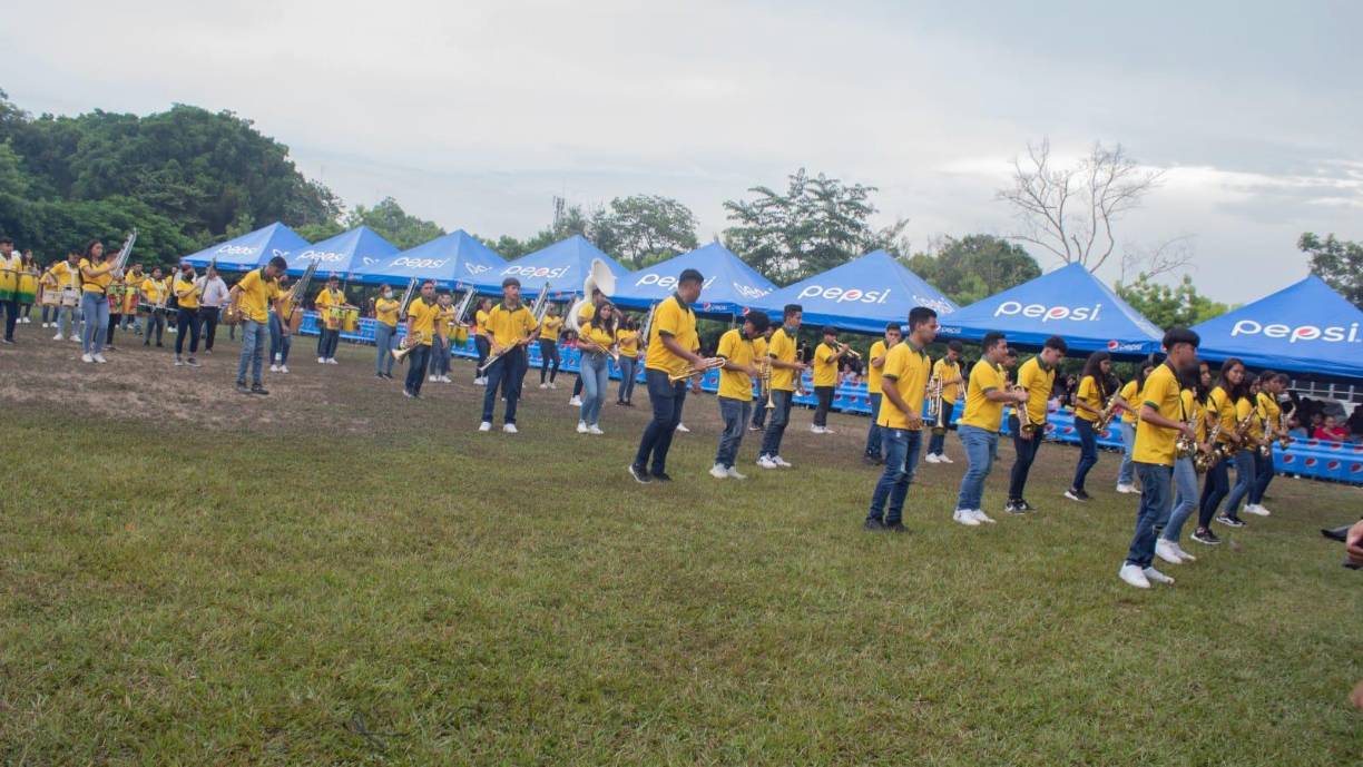 Loros Latin Band es una banda con más de 110 integrantes que con su ritmo juvenil pone a bailar a los sampedranos.