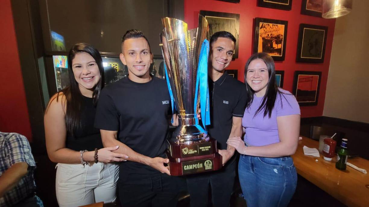 En familia: Edwin Rodríguez y Carlos Pineda junto a sus adoradas novias.