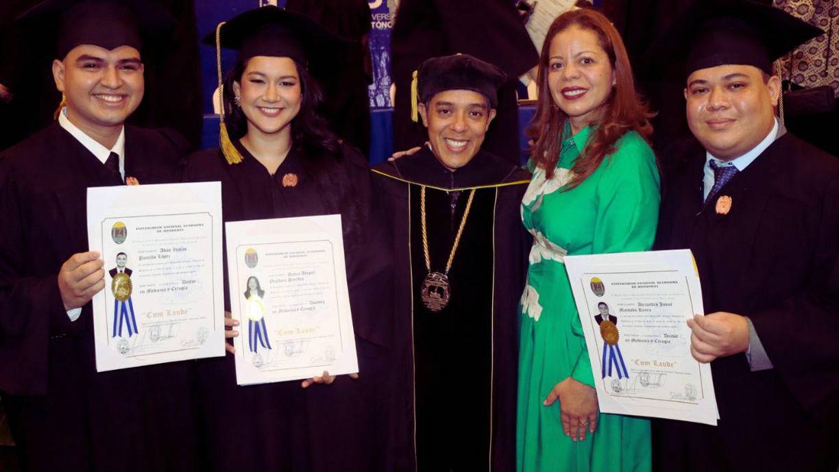Los nuevos médicos Adan Portillo, Dayra Orellana y Alejandro Machado (derecha) junto al rector de la Universidad Nacional Autónoma de Honduras, Odir Fernández y la doctora Patricia Elvir. La graduación se celebró el pasado jueves 19 de diciembre.