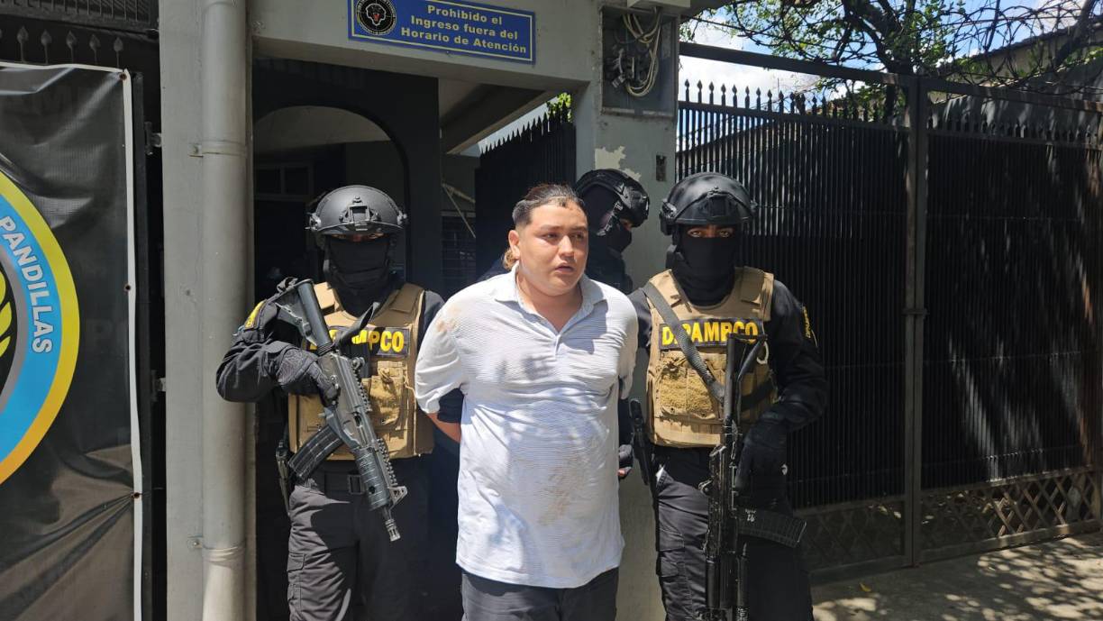 También tenía en su poder dos paquetes de supuesta marihuana, bolsas plásticas de presunta cocaína, un teléfono celular, un chaleco antibalas y una mochila. 