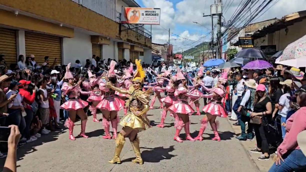 “Al ritmo de su melodiosa banda de guerra, este hermoso grupo de 13 palillonas a través de sus atuendos cambiantes simbolizan la esperanza, la renovación y el orgullo de una institución”.