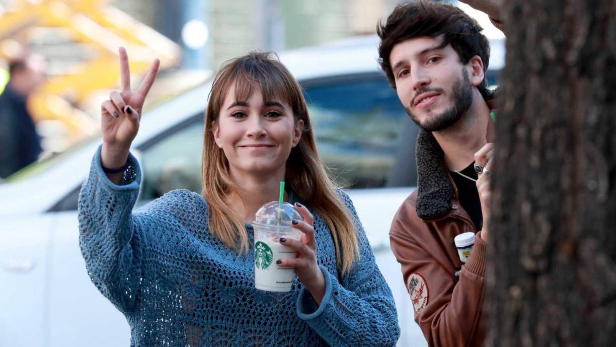 Los fanáticos de Tini creen que la española en mención se trata de Aitana, con quién Yatra sostiene supuestamente una relación desde 2019. Aitana y Yatra se conocieron en Operación Triunfo en 2017. Ella era concursante y él fue a cantar como artista invitado para promocionarse en España. Se reencontraron en 2019 en Los Grammys Latino y se hicieron muy amigos. Ella ya tenía novio, Miguel Bernardeau, de quién se separó en 2022 dicen que por Yatra. Sebastián y Aitana siguen sosteniendo que son muy buenos amigos nada más.