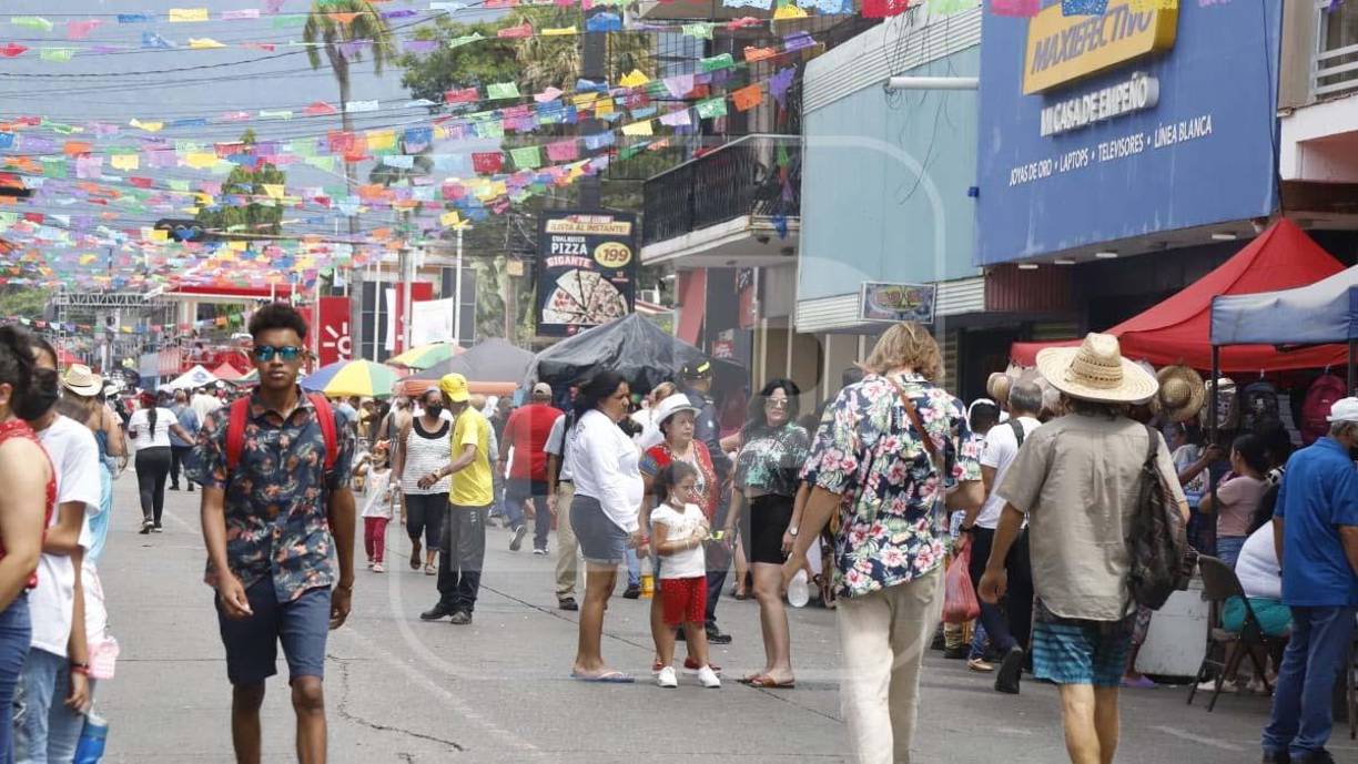 La Avenida San Isidro en La Ceiba, Atlántida, comenzó a llenarse desde temprano para el Gran Carnaval de la Amistad 2022.