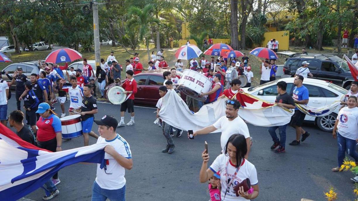 Los hinchas llevaron banderas, instrumentos de percusión y todo para darle ánimos a los jugadores en la previa del partido contra Marathón.
