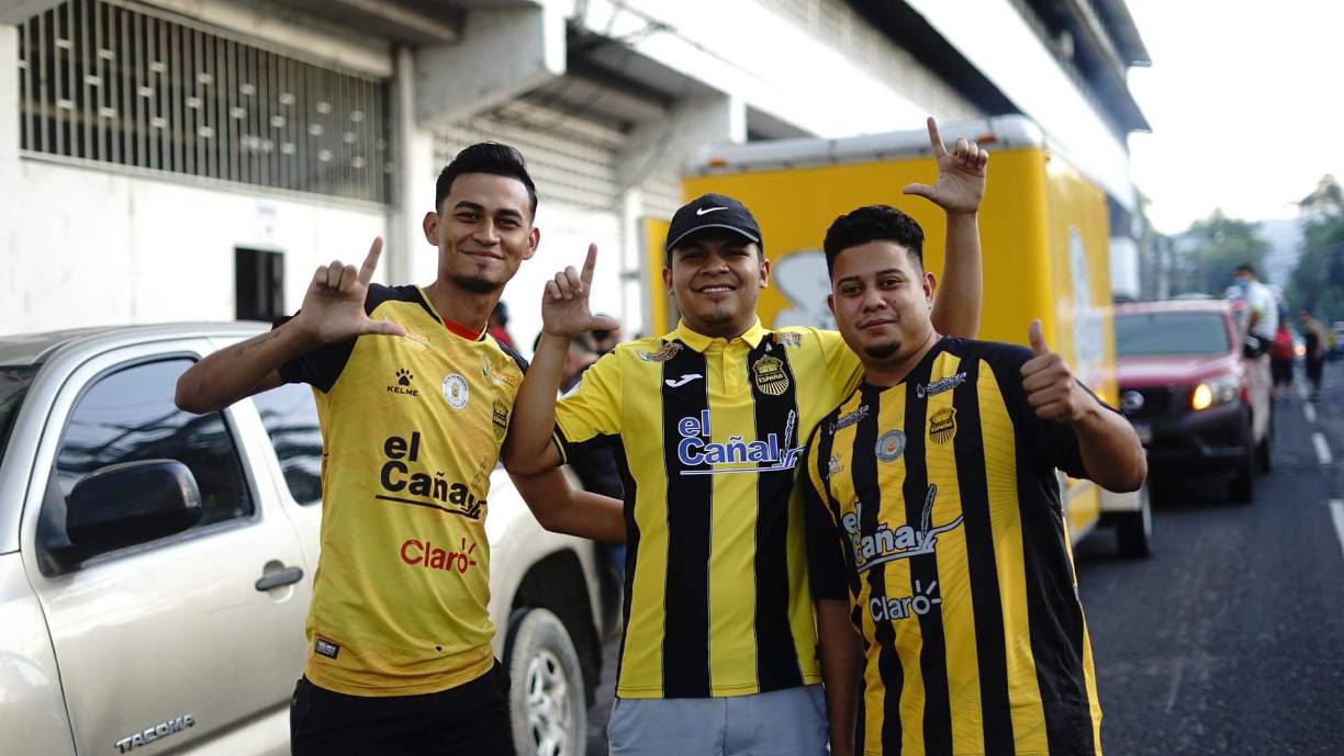 Ambientazo y lindas chicas en el Morazán con el Real España-Alajuelense por Liga Concacaf