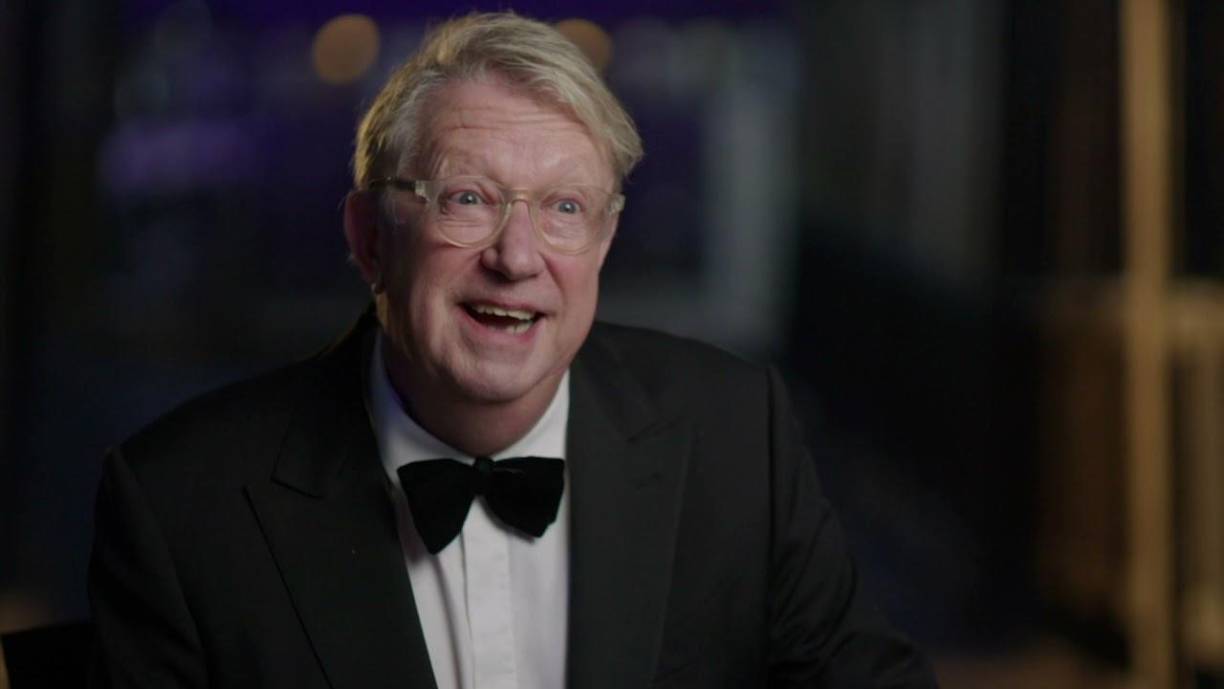 Mark Williams, que interpretó a Arthur Weasley en siete de las ocho películas <i>de Potter</i> , recordó un recuerdo con Smith en una declaración compartida con <i>Entertainment Weekly</i> . “En uno de los estrenos <i>de Harry Potter</i> (no recuerdo cuál) decidí no usar traje”, dijo Williams. “Un amigo sastre me vistió con un atuendo que incluía una chaqueta de rayas muy elegante. Maggie me vio, con un brillo en los ojos: ‘¿Acabas de venir de Henley?’ Nunca tuve el coraje de volver a usarlo”.