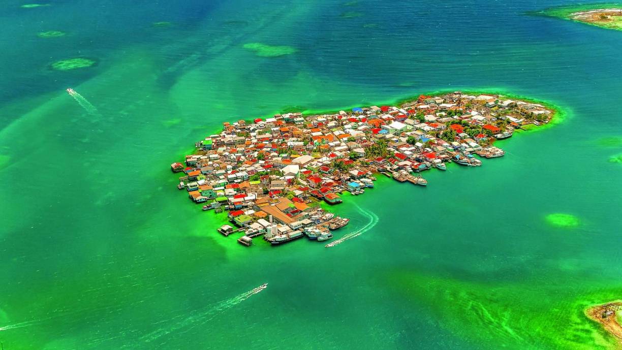 En este pequeño cayo, el Bonacca vive la mayoría de la población de Guanaja. Cuando hay tormentas se refugian en la isla grande, en comunidades como Savanna Bright y otros sitios más seguros y con viviendas con estructuras de concreto y cemento. En el cayo la mayoría son de madera. 