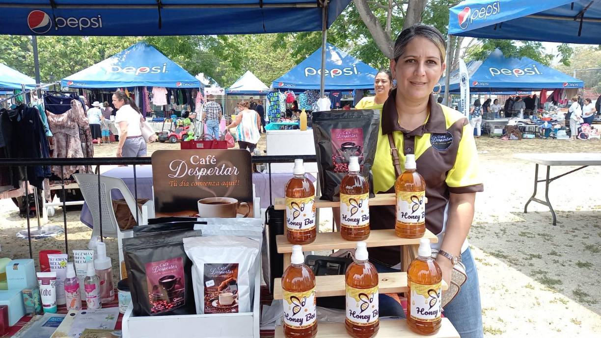 Sara Fajardo venta de miel, café y perfumes.