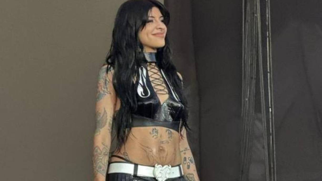 Durante su show, la artista interpretó “Mucha data”, uno de los temas que la catapultó a la fama. En la canción, se incluye una frase que dice “yo no peleo por cuero, mami, quédate con él”, que fue aplaudida por los asistentes. Algunos lo interpretaron como una indirecta a Nodal y su esposa Ángela Aguilar, especialmente debido a la presencia de luces verdes en el escenario, un color asociado con el cantante.