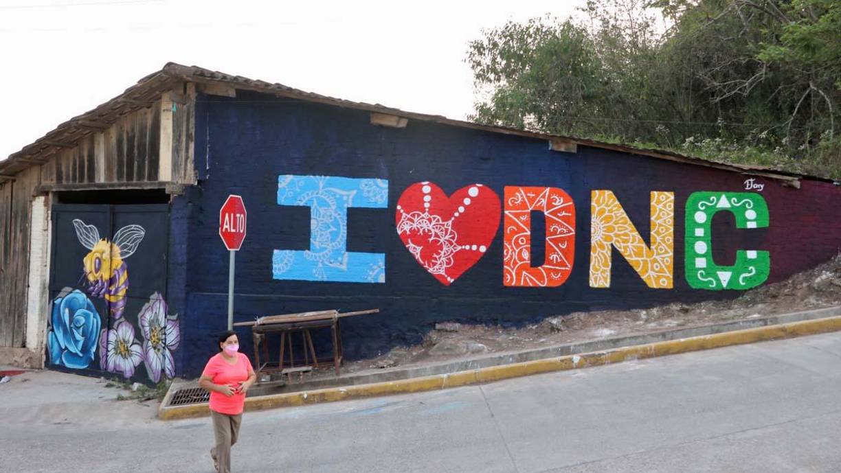 Los murales recorren las calles del municipio, plagadas de colores que destacan las actividades económicas que dan vida al municipio como agricultura y ganadería, así como la denominada “purería”, la casi extinta herrería y la caficultura.