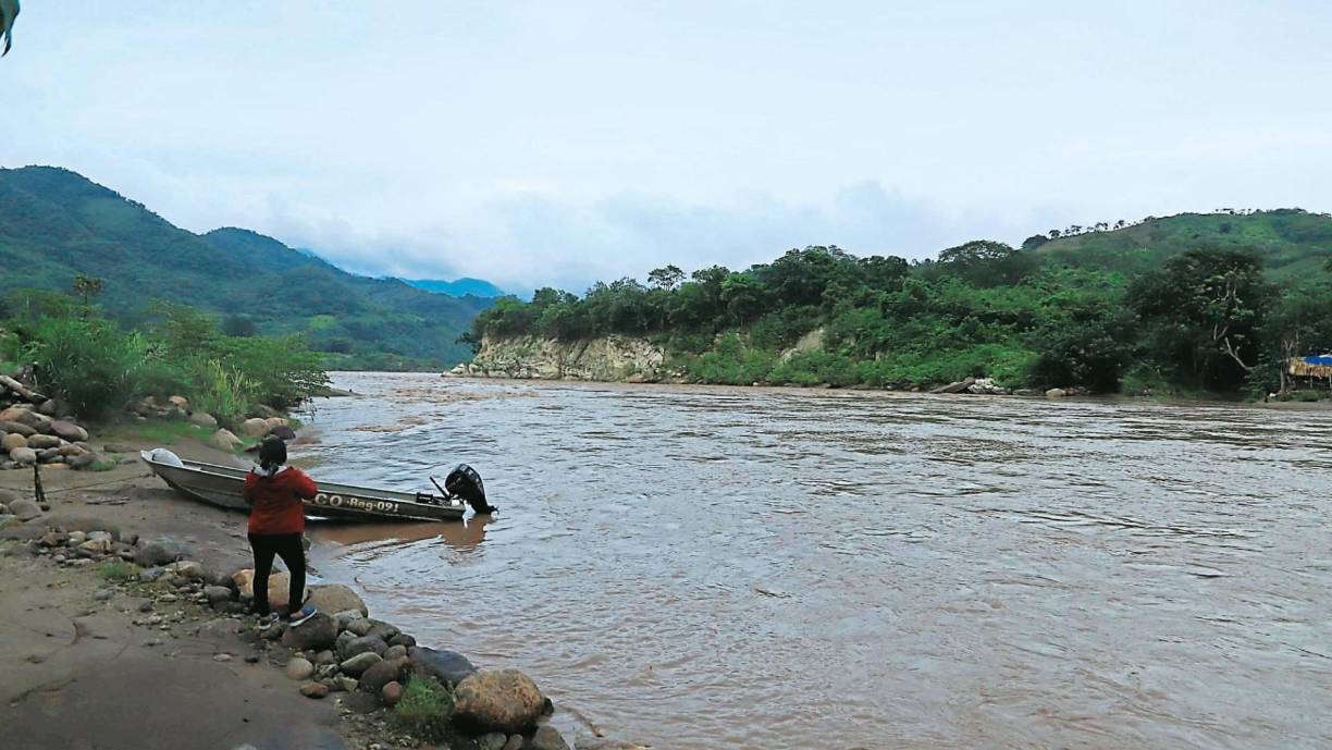 En la vertiente del Caribe, la mayoría de los ríos hondureños desembocan en el Mar Caribe, incluyendo los ríos Ulúa, Aguán, Patuca y Chamelecón. En la vertiente del Pacífico: algunos ríos desembocan en el Golfo de Fonseca en el Océano Pacífico, como el río Choluteca y el río Goascorán.