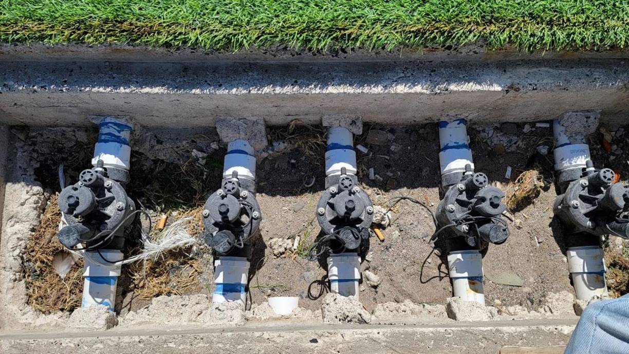 Estas son las válvulas con las que se controlas el sistema de riego del engramillado del estadio Nacional Chelato Uclés.