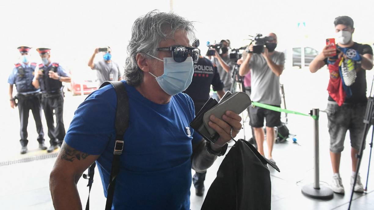 De acuerdo con el diario Marca, Jorge Messi, padre de Lionel, en los próximos días estará arribando a París para que se sienten a negociar acerca de la renovación de contrato que, en primera instancia, habría un aumento de sueldo para el astro argentino.