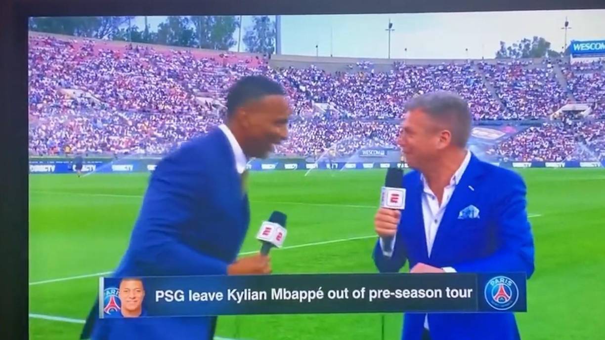 En las imágenes se puede observar como el comentarista se va tambaleando poco a poco, hasta que terminó cayendo sobre su colega y posteriormente se desplomó sobre el terreno de juego.