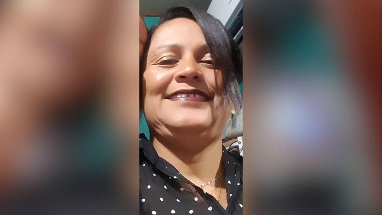 Yesenia fue sepultada a las 9:00 a.m. de este lunes en un cementerio de Chamelecón. “Mi mamá era clase de persona, muy servicial, muy dulce. Aquí en la colonia todos la quieren. La admiración de ella y el pasar de ella eran sus nietos; sus dos gemelitos y su nieta Valery. Pasaba con ellos todo el día haciendo tareas, ella les decía mis muchachitos”, lamentó su hijo.