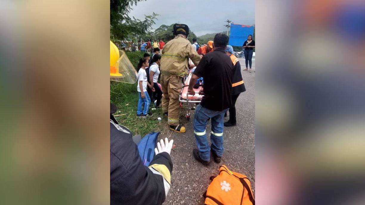 Los primeros en llegar a la zona donde se registró el percance carretero fueron agentes de la Dirección Nacional de Vialidad y Transporte (Dntv).