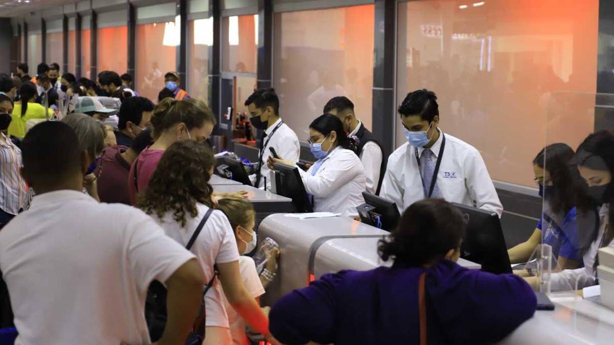 Para agilizar el ingreso a la sala de espera, el viajero puede descargar del portar www.aduanas.gob.hn seleccionando la opción declaración jurada regional del viajero y llenar y entregar el formulario de aduana.