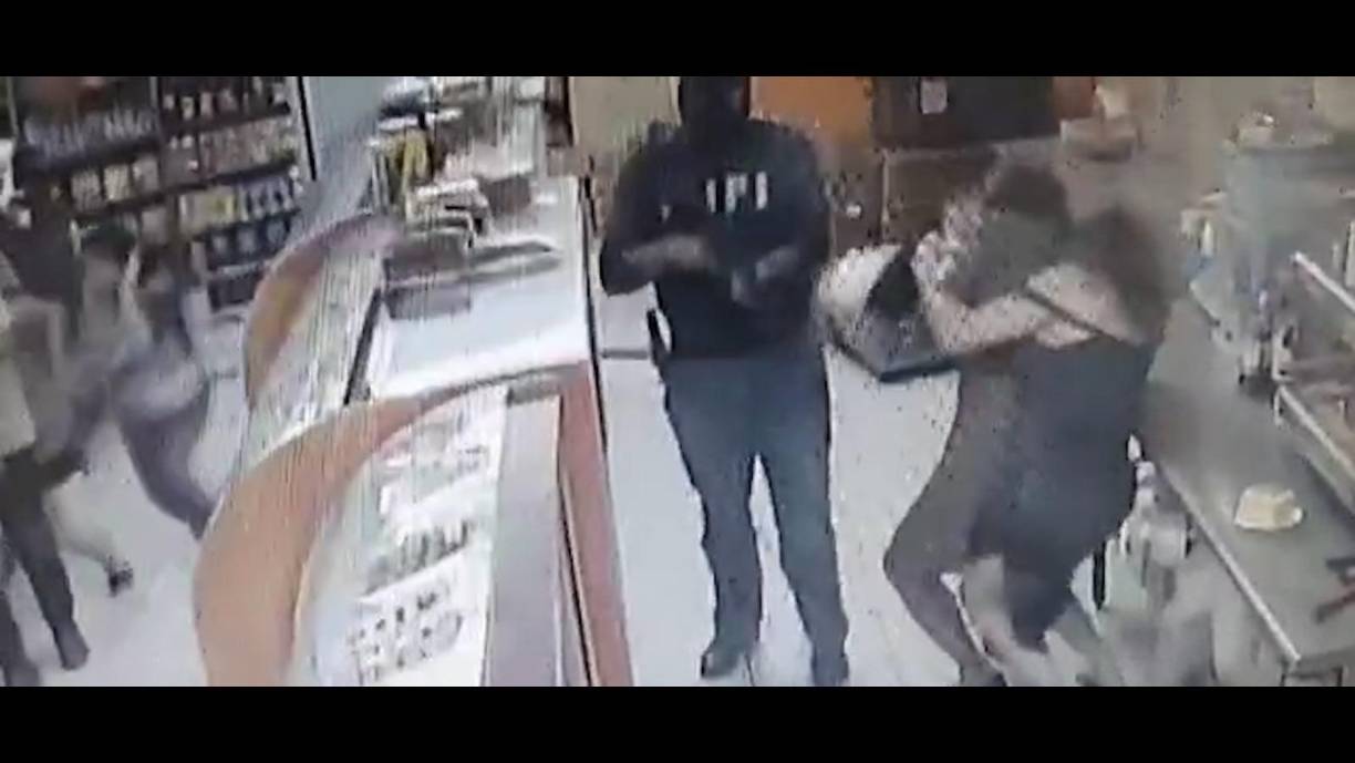 La mujer cae al suelo mientras abraza a la mujer en la que se intentó cubrir.