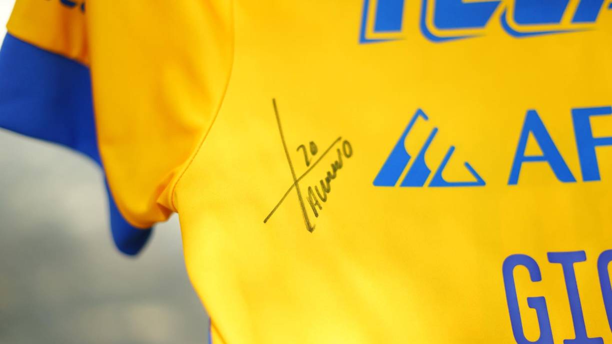 Enorme gesto: El volante mexicano Javier Aquino le firmó la camiseta al hondureño Luis García. 