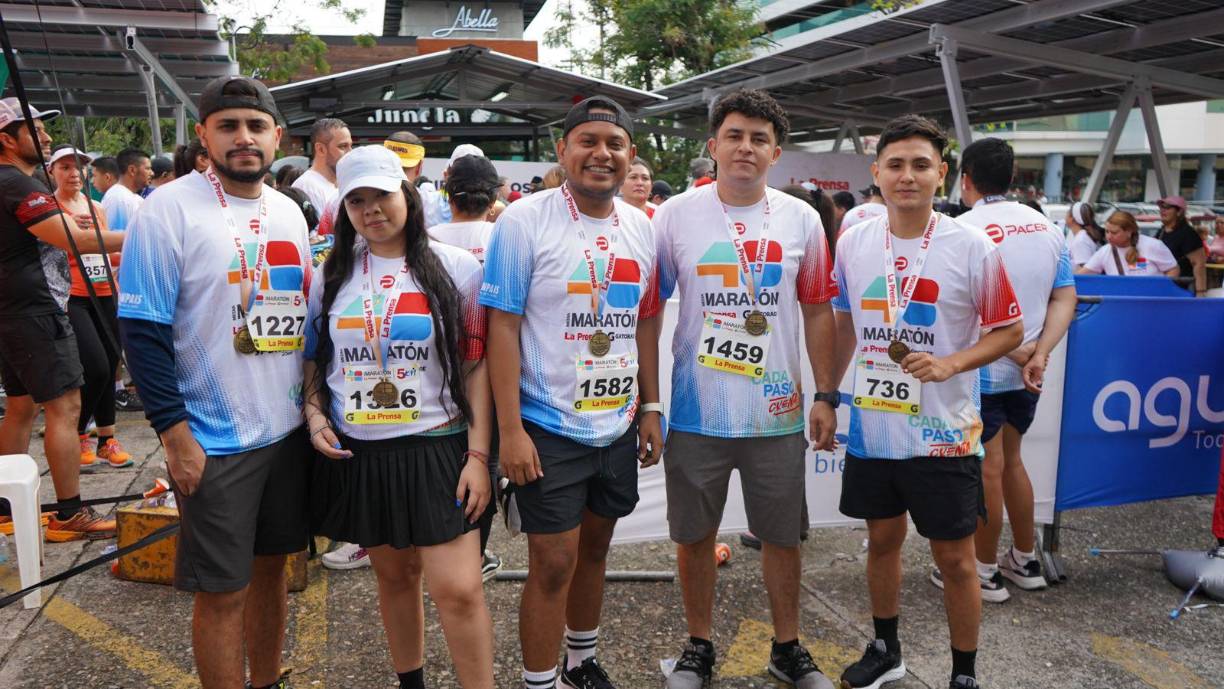 Rosendo Yanes, Michell Midence, Moisés Danoespi, Henning García y Kevin Menjívar madrugaron para correr por primera vez la Maratón de La Prensa.