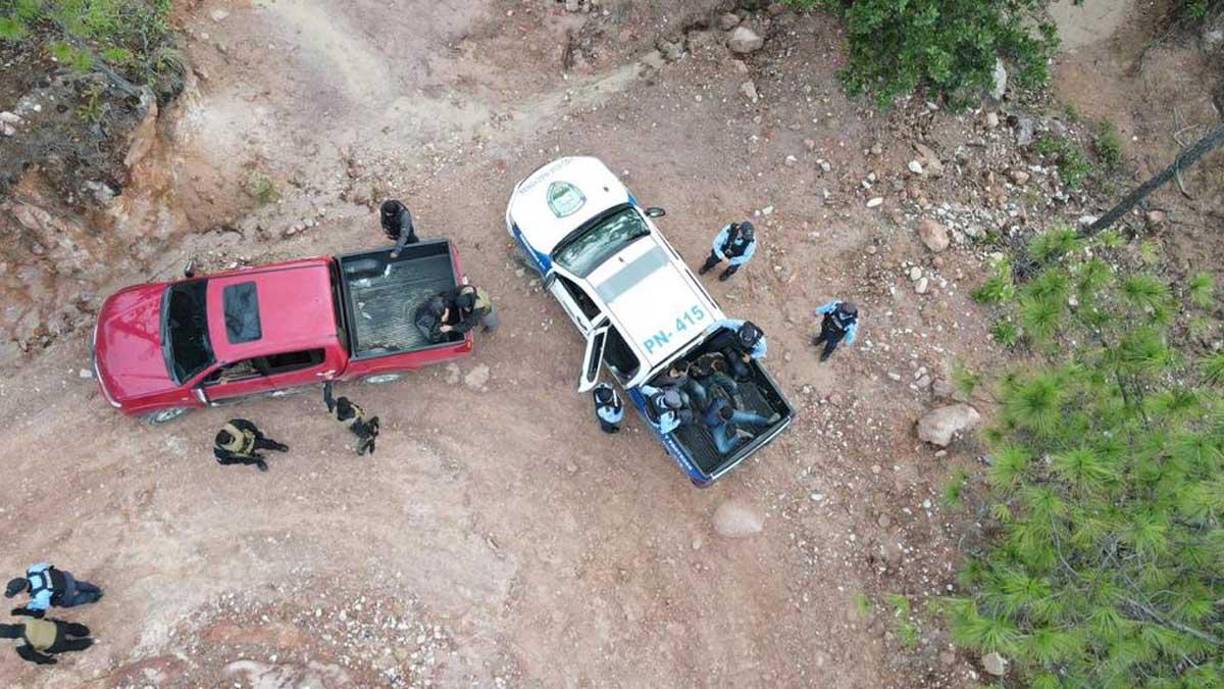  El segundo detenido es originario del municipio de Corinto, departamento de Morazán, El Salvador, conocido con el alias de “Ari” o “Gara”, de quien se supone responsable de los delitos de tenencia, portación ilegal de arma de fuego, posesión de drogas y delito de resistencia.